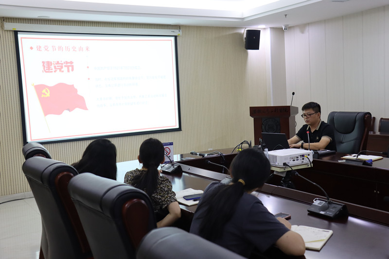 党支部书记讲党课.jpg