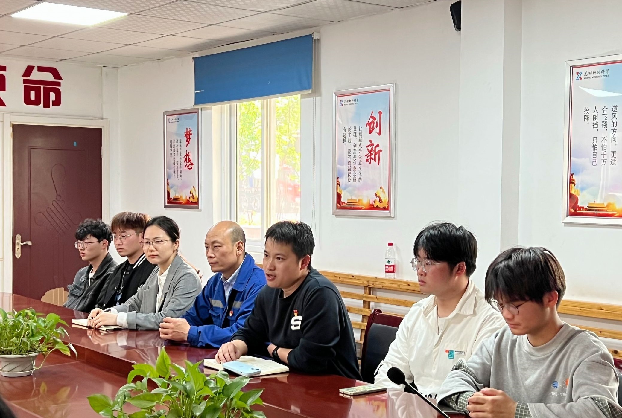 带学生赴校外实践.png 带学生赴校外实践.png